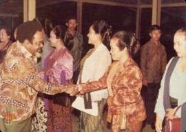 PM. Papua Nugini, Somare sedang berjabat tangan dengan para istri pejabat di Puro Pakualaman Yogy...