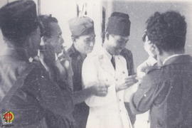 Panglima Besar Jenderal Soedirman dengan para undangan yang hadir menjelang pertemuan sidang Dewa...