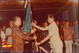 Penyerahan bendera oleh panitia kepada Sri Paduka Paku Alam VIII.