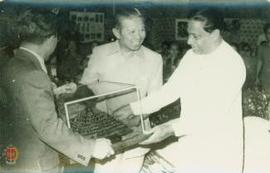 Perdana Menteri Srilangka menerima miniatur candi Borobudur. Tampak Bpk. Suparjo Rustam di sampin...