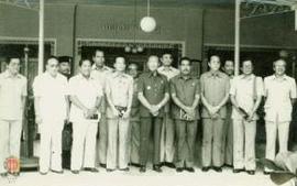Wakil Kepala Daerah Istimewa Yogyakarta Sri Paduka Paku  Alam VIII sedang berfoto bersama Bupati ...