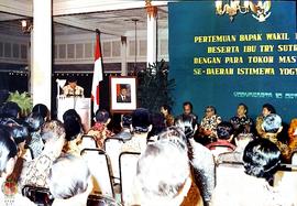 Pejabat Gubernur DIY Sri Paduka PA VIII  sedang menyampaikan sambutan pada pertemuan dengan para ...
