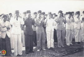 Panglima Besar Jenderal Soedirman  sedang sholat bersama untuk menghormati para pahlawan di halam...