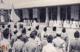 Panglima Besar Jenderal Soedirman sedang menyiapkan pasukan upacara pada Peringatan Hari Angkatan...