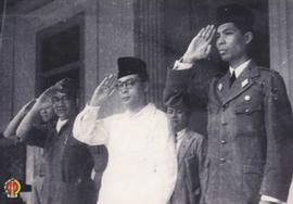 Panglima Besar Jenderal Soedirman memberikan balasan penghormatan kepada peserta parade didamping...