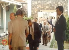 Sri Sultan HB X beserta PA VIII sedang menyambut kedatangan tamu dari Kyoto, Jepang di Gedung Wil...