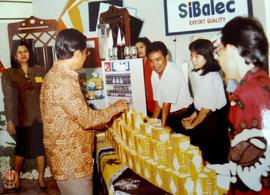 Walikotamadya Yogyakarta R.Widagdo sedang mengunjungi Stand Pameran lampu sibalec.
