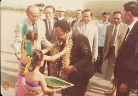 Wagub Prop. DIY Sri Paduka Paku  Alam VIII menyambut kedatangan PM. Papua Nugini, Somare. Tampak ...