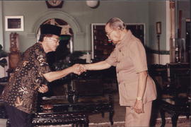 Wakil dari MKGR sedang berjabat tangan dengan Penjabat Gubernur DIY Sri Paduka Paku Alam VIII unt...