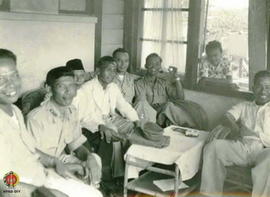 Mayor Prodjosumitro beserta  rom-bongan sedang beristirahat di rumah pos penjagaan Gunung Merapi ...