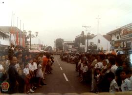 Ribuan warga yogya menanti kedatangan jenasah Sri Sultan HB IX di sekitar perempatan tugu tampak ...