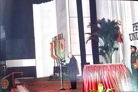 Sambutan Presiden Soeharto pada acara peresmian Auditorium UGM (difoto dari sisi kiri)