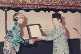 Ki Dalang Manteb Sudarsono menerima penghargaan dari Pemerintah Propinsi DIY yang diberikan oleh ...
