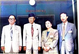 Pejabat Gubernur DIY Paku Alam VIII foto bersama dengan pimpinan Kadin Kota Kyoto Jepang di teras...
