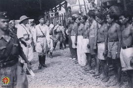 Panglima Besar Jenderal Soedirman saat mengadakan pemeriksaan terhadap para prajurit Divisi P yan...