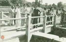 Duta Besar Inggris beserta Istri dan Rombongan sedang berbincang-bincang di lokasi Jembatan Matar...