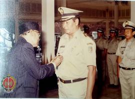Wakil Gubernur DIY Sri Paduka Paku Alam VIII sedang menyematkan tanda jabatan kepada Mantri Polis...