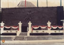 Relief Monumen Tentara Pelajar yang terletak di Jalan Tentara Rakyat Mataram setelah diresmikan.