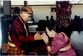 pejabat Gubernur DIY Paku Alam VIII berjabat tangan dengan istri Bupati Kulonprogo pada acara Sya...