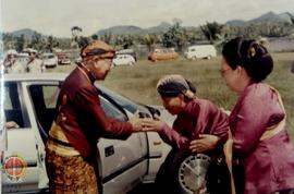 pejabat Gubernur DIY Paku Alam VIII turun dari mobil disambut Bupati Kulonprogo Drs. Suratidjo be...