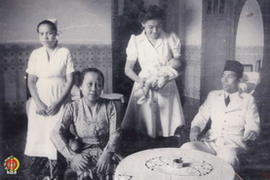 Panglima Besar Jenderal Soedirman beserta Istri dan putra yang  didampingi  pengasuhnya.