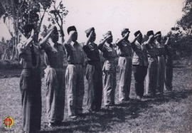 Para Pimpinan Angkatan Perang RI sedang memberikan penghormatan kepada Presiden RI, Ir. Soekarno.