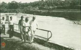 Dubes Inggris dan rombongan berjalan melewati pintu air masuk dari Sungai Progo ke Selokan Matara...