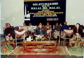 pejabat Gubernur DIY Paku Alam VIII didampingi Walikota R. Widagdo beserta istri pada acara syawa...