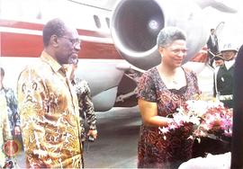 Presiden Suriname beserta Istri tiba di Bandara Adi Sucipto disambut dengan diberikan karangan bunga
