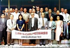 Sri PA VIII foto bersama rombongan tamu Kyoto Jepang di gedung Wilis