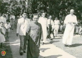 Mgr. Sugijopranoto S.J sedang mema-suki halaman Sekolah Rakyat VI Kanesius Kalasan, Sleman. (S.R....