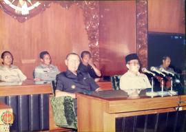Pejabat Gubernur DIY Paku Alam VIII dan ketua DRPD DIY Sudarno Seto Prajoko didampingi Bupati Kul...