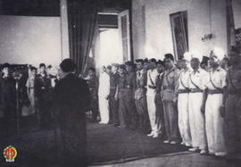 Panglima Besar Jenderal Soedirman di sebelah kiri Presiden Soekarno pada saat Upacara Peringatan ...