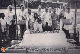 Ibu Soedirman (kedua dari kiri) bersama kerabat lainnya berdiri berjajar disamping makam Panglima...