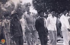 Sri Sultan Hamengku Buwono IX (tengah) menghadiri upacara pemakaman Panglima Besar Jenderal Soedi...