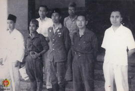 Panglima Besar Jenderal Soedirman foto bersama Anggota Dewan Penasehat Tentara pada bulan Mei 194...