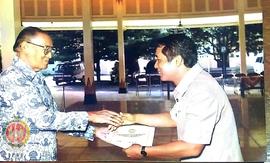 Pejabat Gubernur DIY Sri Paku Alam VIII memberi bantuan seacra simbolis kepada Ketua DPW Partai P...