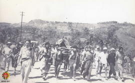 Panglima Besar Jenderal Soedirman  ditandu oleh Pasukannya ketika melaksanakan Perang Gerilya di ...