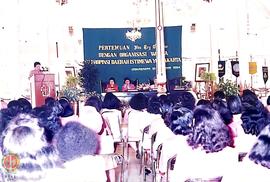 Ibu ketua Darma Wanita Propinsi DIY BRAy Retnomartani sedang berdiri di podium memberikan sambuta...