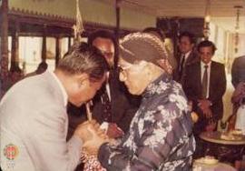 GBPH Prabuningrat memberikan wayang kepada Menparpostel Ahmad Taher dalam acara kunjungan PM. Pap...