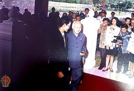 Presiden Soeharto didampingi Ketua Panitia untuk melihat salah satu ruangan