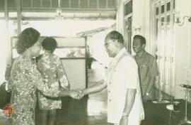 Wakil Gubernur DIY berjabat tangan dengan peserta kunjungan Widya Wisata Sesparlu yang berpamitan