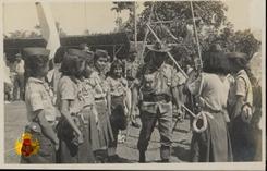 Brigadir Jenderal Sarwa Edi bertegur sapa dengan beberapa anggota Pramuka.