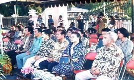 Diantara tamu undangan duduk di kursi depan paling kiri tampak Sri Sultan Hamengku Buwono X