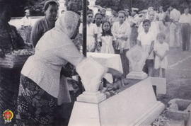 Ibu Soedirman dengan disaksikan kerabatnya yang lain melakukan tabur bunga di atas pusara Panglim...