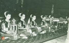 Nyonya Javaharal Nehru memperhatikan para abdi dalem Manggung, pembawa Banyak Dalang Sawung Galin...