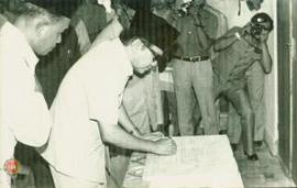 Menteri Agama RI (Bapak Alamsyah Ratu Prawiro Negoro) menandatangani Gedung Madrasah Ibtidaiyah N...