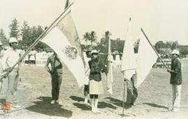 Pembacaan janji atlit yang dibacakan oleh seorang atlit dan dikelilingi bendera-bendera kontingen
