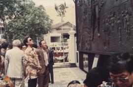 Sri Sultan HB X sedang melihat relief Monumen Tentara Pelajar Yogyakarta setelah diresmikan.