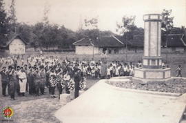 Panglima Besar Jenderal Soedirman memimpin pasukan melaksanakan upacara penghormatan kepada para ...